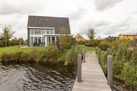Ruime vakantievilla direct aan het water - 3