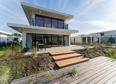 Luxe villa aan het water met privésteiger