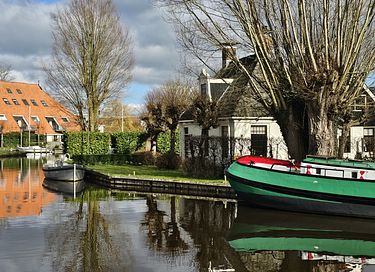 Houseboat op het water met mooi uitzicht  - 31
