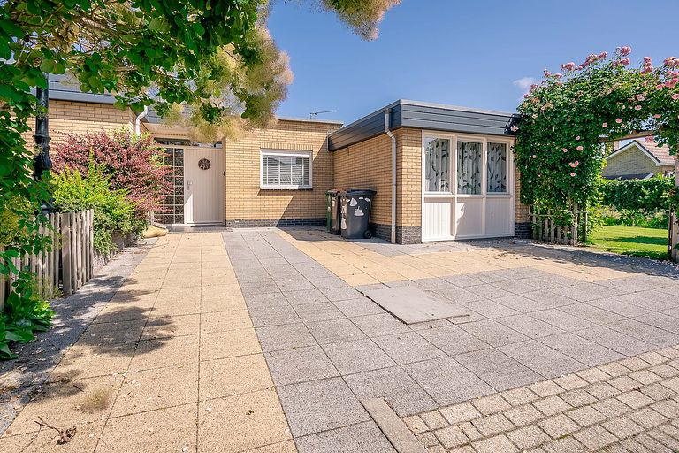 Moderne bungalow med indhegnet have - 1