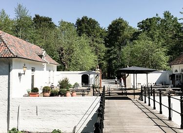 Uniek slapen op binnenplaats van een kasteel - 2