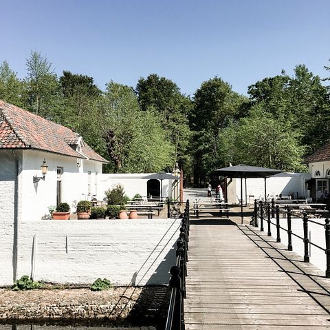 Uniek slapen op binnenplaats van een kasteel - 2