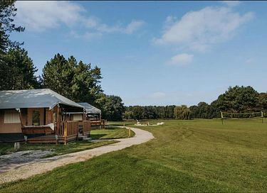 Kleurrijk tinyhouse met safari-slaaptent - 27
