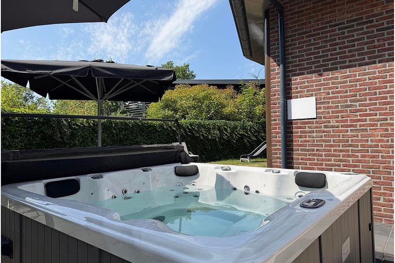 Luxury family house (10p) with jacuzzi - 1