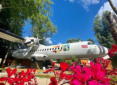 Schlafen in einem Flugzeug mit Kontrollturm