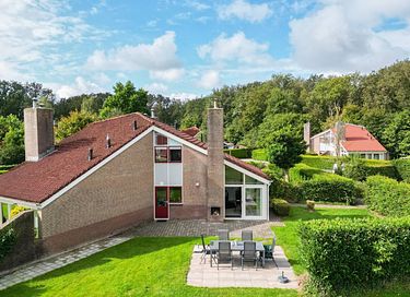 Moderne bungalow met knusse buitenhaard