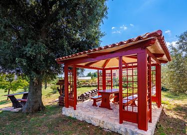 Large villa with private pool and spacious garden - 16