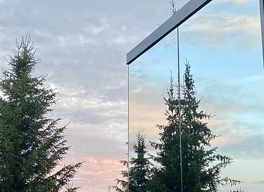 Breathtaking mirror house in Norway - 32