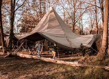 Familietent op camping in levendige omgeving - 8