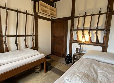 Bâtiment historique avec chambre à thème médiéval - 12