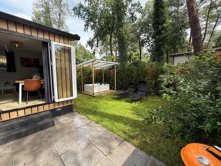 Chalet with spacious garden and jacuzzi - 1