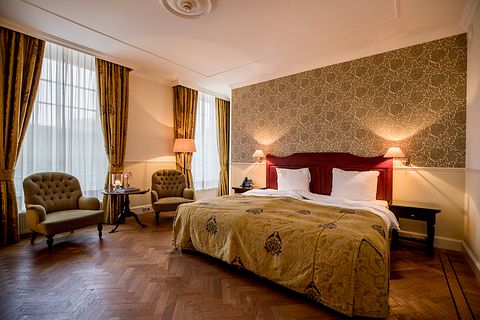 Passer la nuit dans une chambre de château majestueuse - 2