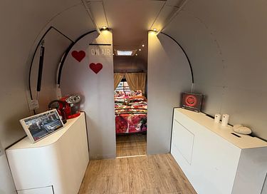 Slapen in de 'All You Need Is Love caravan' - 3