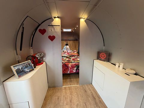 Slapen in de 'All You Need Is Love caravan' - 3