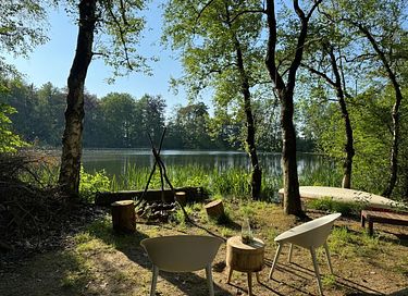 Kuppelzelt am Wasser mit eigenem Boot - 3
