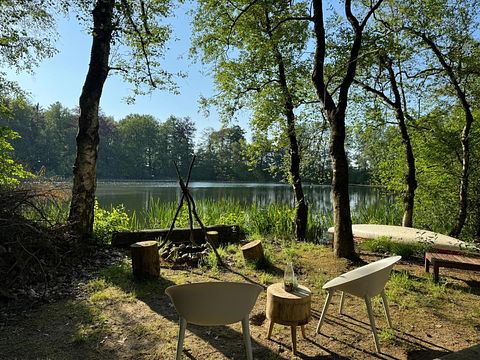 Kuppelzelt am Wasser mit eigenem Boot - 3