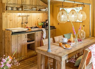 Luxe glampingtent in het bos met buitenbad - 12