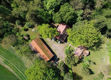 Historische watermolen in groene omgeving - 40