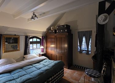 A Colorful Stay in a Historical Farmhouse - 7