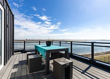 Penthouse aan het strand met groot balkon