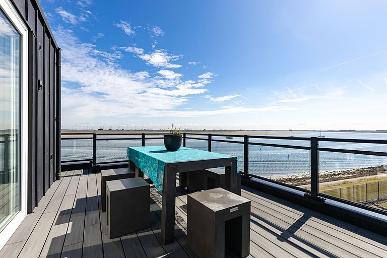 Penthouse on the beach with large balcony - 1