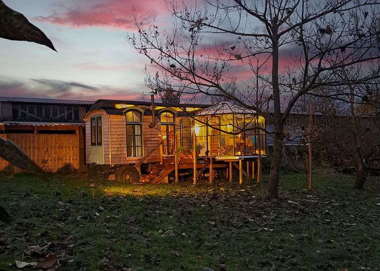 tiny house colorée dans le verger - 1