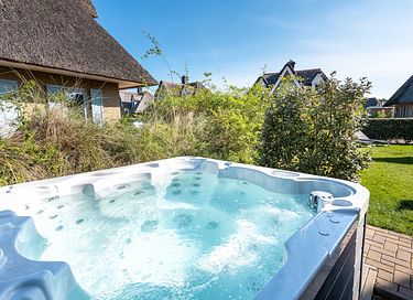 Villa with jacuzzi and sauna near the sea