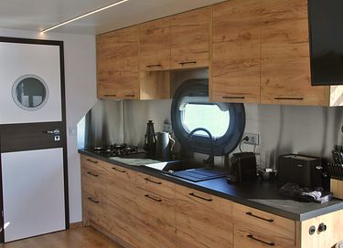 Overnachten op een luxe ingerichte houseboat - 4