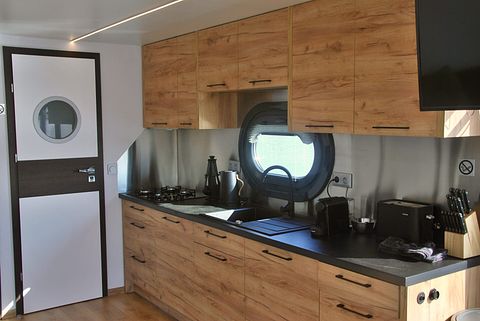 Overnachten op een luxe ingerichte houseboat - 4