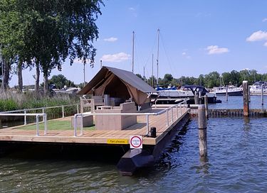 Tent on floating terrace on Veluwe Lake - 3