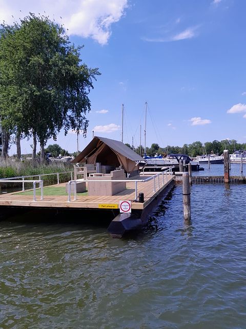 Tent on floating terrace on Veluwe Lake - 3