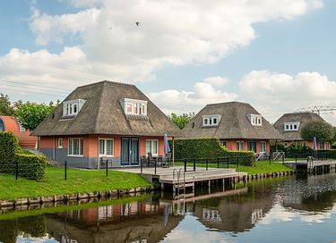 Reetgedeckte Ferienwohnung mit Bootssteg