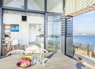 Vakantiehuis vlakbij het water met terras - 4