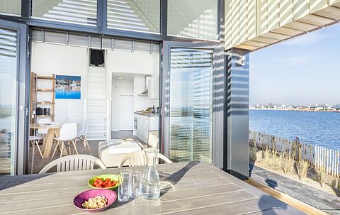 Vakantiehuis vlakbij het water met terras - 4