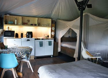 Einzigartiges Glamping Armeezelt mit Whirlpool und Ofen - 11