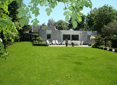Detached vacation bungalow near the sea
