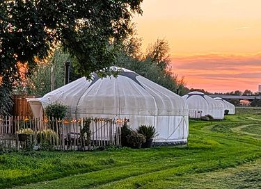 Une yourte équipée d'un poêle à bois et offrant tout le confort d'une suite d'hôtel - 23