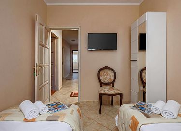 Large villa with private pool and spacious garden - 32
