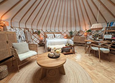 Une yourte équipée d'un poêle à bois et offrant tout le confort d'une suite d'hôtel - 11