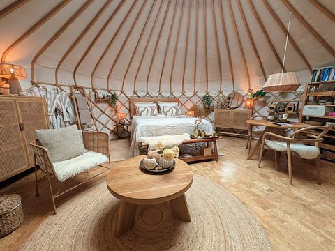 Yurt con stufa a legna e il lusso di una suite d’albergo - 5