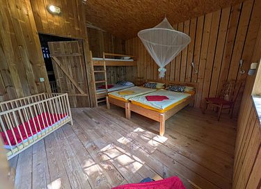 Séjour spacieux dans une grange en bois avec cinéma - 12