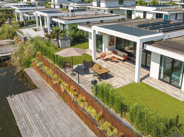 Luxe villa aan het water met omheinde tuin - 1