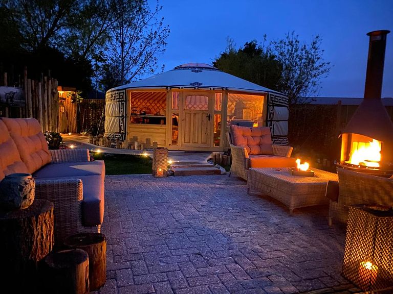 Yourte romantique avec jacuzzi privé - 1