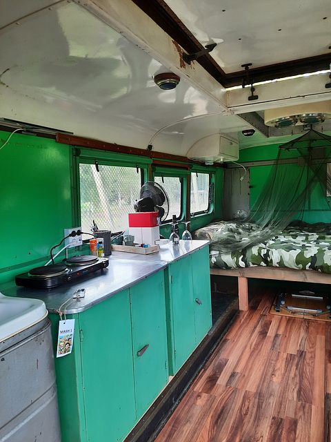 Slapen in een oude militaire operatiewagen  - 3