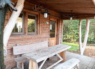 Houten natuurhut in een bosrijke omgeving - 3