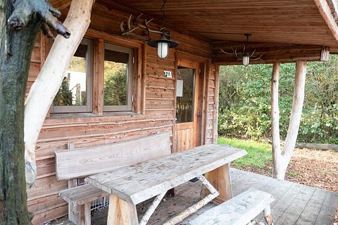 Houten natuurhut in een bosrijke omgeving - 3