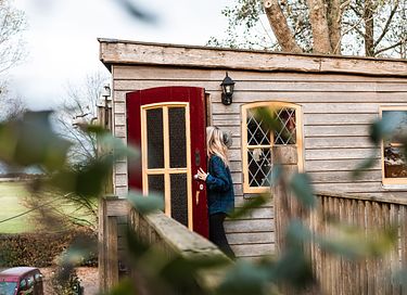 L'arbre a cabane avec un balcon dans un environnement naturel - 17