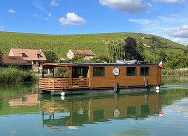 Woonboot met hottub in de Champagne streek