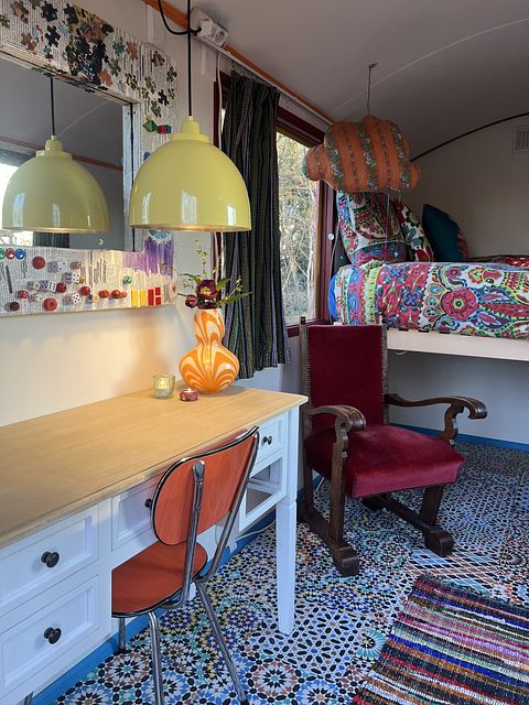 Colorful gipsy wagon in the Groningen forest - 5