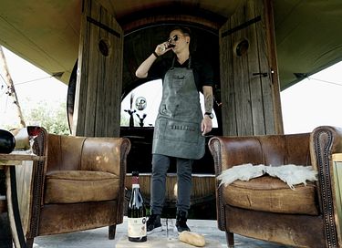 Sleeping in a romantic wine barrel - 14
